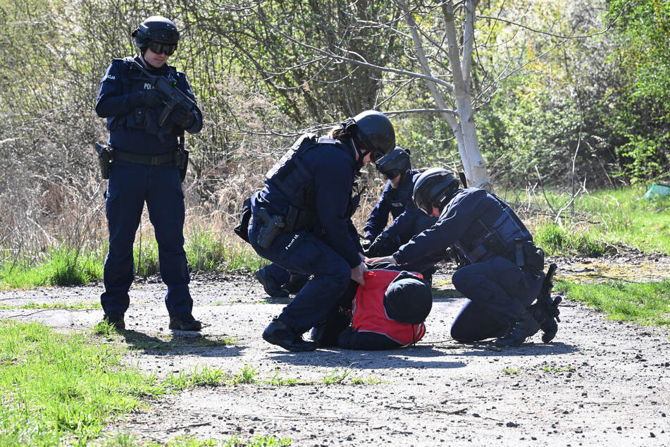 Das gespielte Szenario einer Festnahme dient der Zusammenarbeit von deutschen, polnischen und tschechischen Beamten.