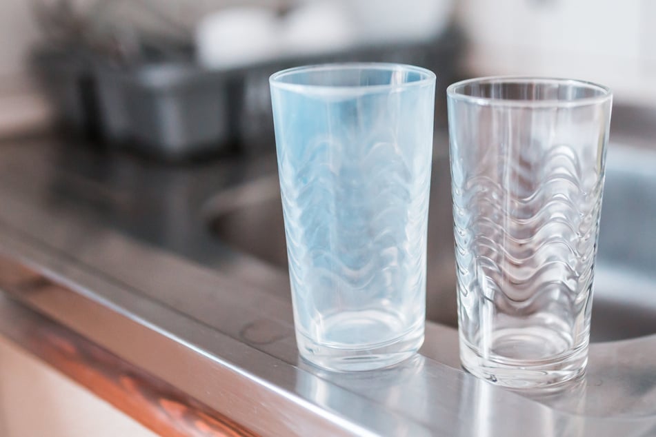 Milchige Gläser endlich wieder glänzen lassen: Hausmittel gegen Glaskorrosion