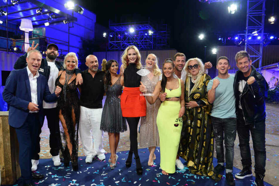 Das waren die "Promi"-Kandidaten 2019 (v.l.n.r.): Jürgen Trovato, Chris Manazidis, Ginger Costello-Wollersheim, Zlatko Trpkovski, Eva Benetatou, Theresia Behrend-Fischer, Sylvia Leifheit, Siegerin Janine Pink, Tobi Wegener, Lilo von Kiesenwetter, Joey Heindle, Almklausi.