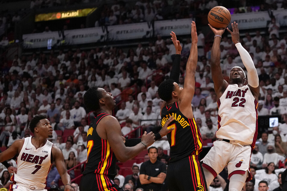 Jimmy Butler (r.) scored a mammoth 45 points against the Hawks.