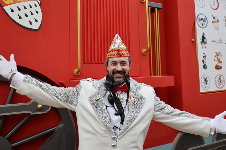 Zugleiter Marc Michelske hat pünktlich den Startschuss für den Rosenmontagszug gegeben.