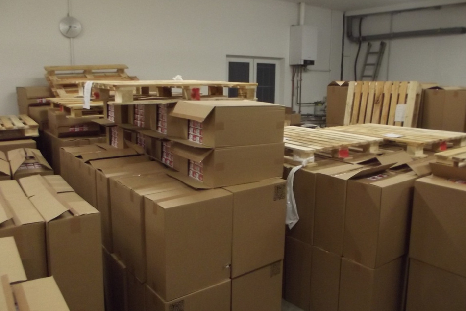 Die Zigaretten waren in diesen Verpackungen versteckt.