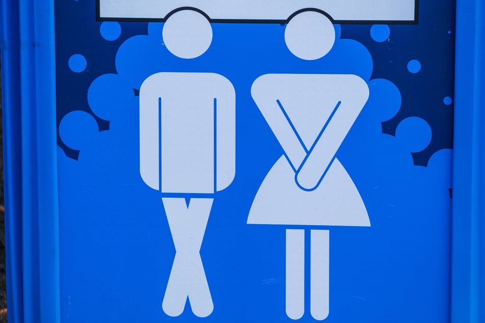Toiletten sind geschützte Bereiche. Das Gleiche gilt für öffentliche Duschen oder Saunen.