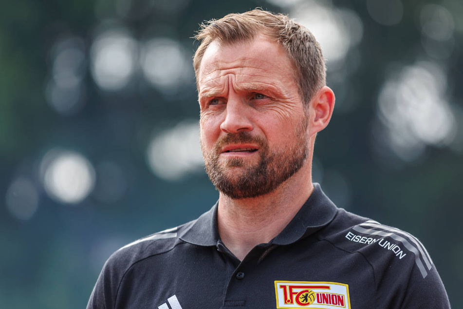 Union-Coach Bo Svensson (45) hat sich nach dem knappen 1:0-Erfolg im DFB-Pokal unzufrieden mit der Leistung seiner Mannschaft gezeigt.