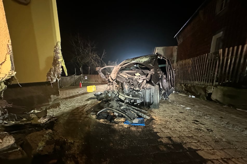 Der Mercedes wurde bei dem Unfall vollständig zerstört.