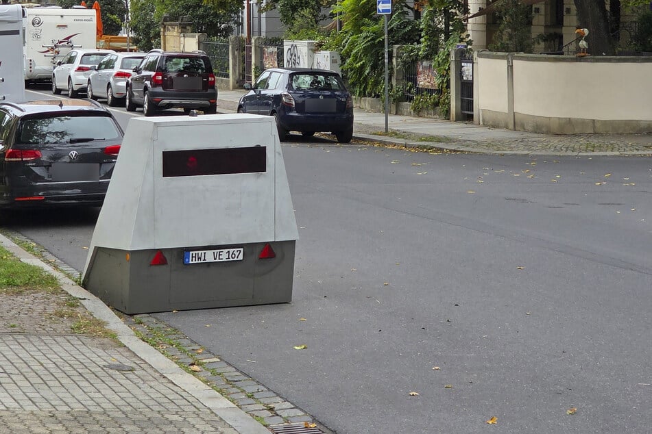Auf der Dürerstraße wurde ein Enforcement Trailer aufgestellt, um die Einhaltung des Tempolimits von 30 km/h zu kontrollieren.