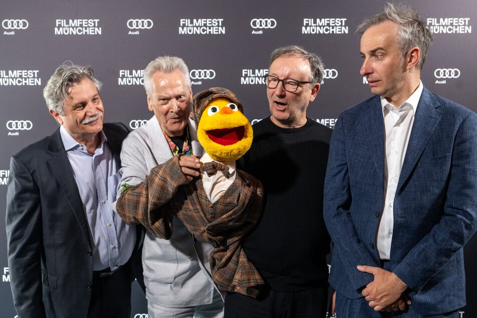 Der Film feierte beim Münchner Filmfest im Juli Weltpremiere. Mit dabei waren Schauspieler Joachim Hall (83, v.l.), der echte "Hallo Spencer"-Erfinder Winfried Debertin (71), Rainer Bock (70) und Jan Böhmermann (43).