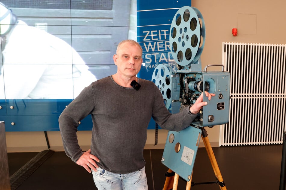 Mario Metzner (58) an seinem Projektor in der Frankenberger Sonderschau "Hauptfilm läuft".