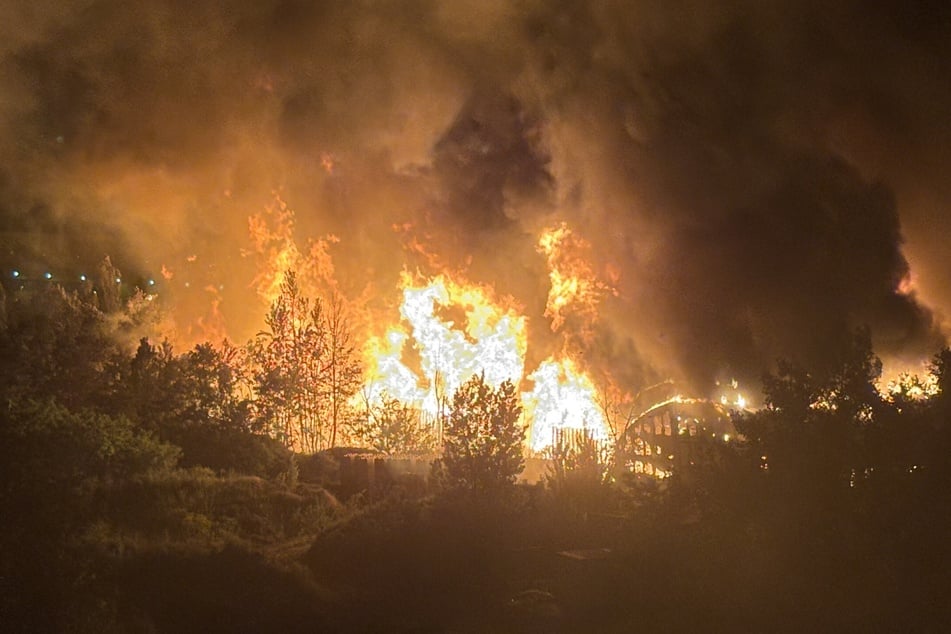 Es soll durch das Feuer auch zur Explosion von Gasbehältern gekommen sein.