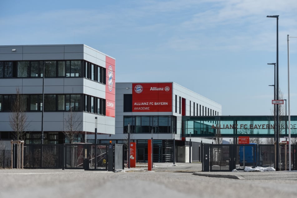 Blick durch das Eingangstor auf das Gelände des FC Bayern Campus. Das Nachwuchsleistungszentrum ist die sportliche Heimat der A- bis F-Junioren sowie der Frauenmannschaften des deutschen Rekordmeisters.
