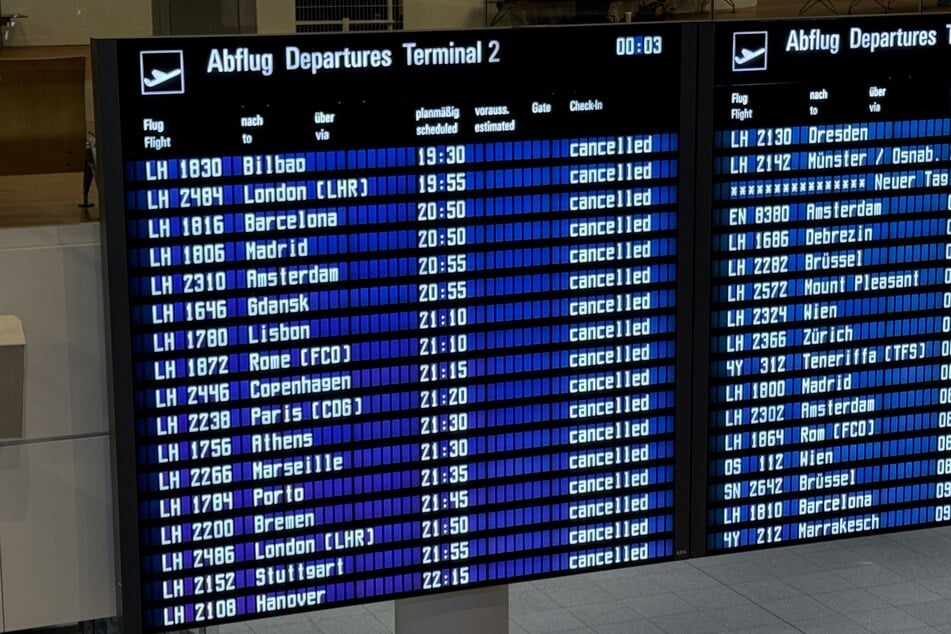 Die Anzeigentafel am München Flughafen zeigt eine lange Liste an gestrichenen Flügen.