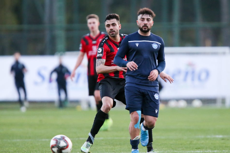 Für Adana Demirspor kam Aias Aosman (28, r.) sogar schon im Testspiel gegen den Chemnitzer FC zum Einsatz. Kurz darauf heuerte er dennoch bei Ionikos an.