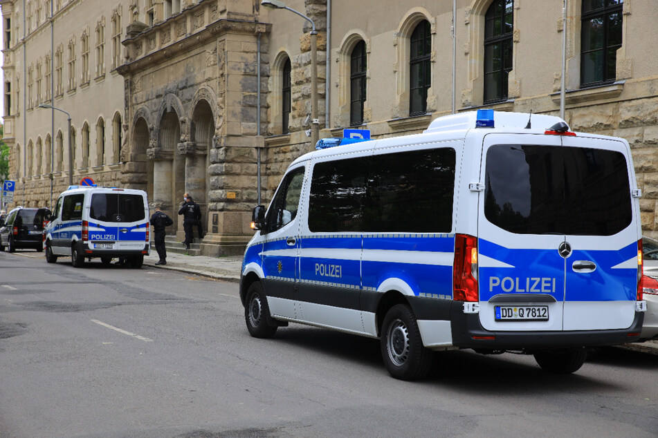 Linksextremistische Demonstranten bei Kundgebung vor Leipziger Amtsgericht