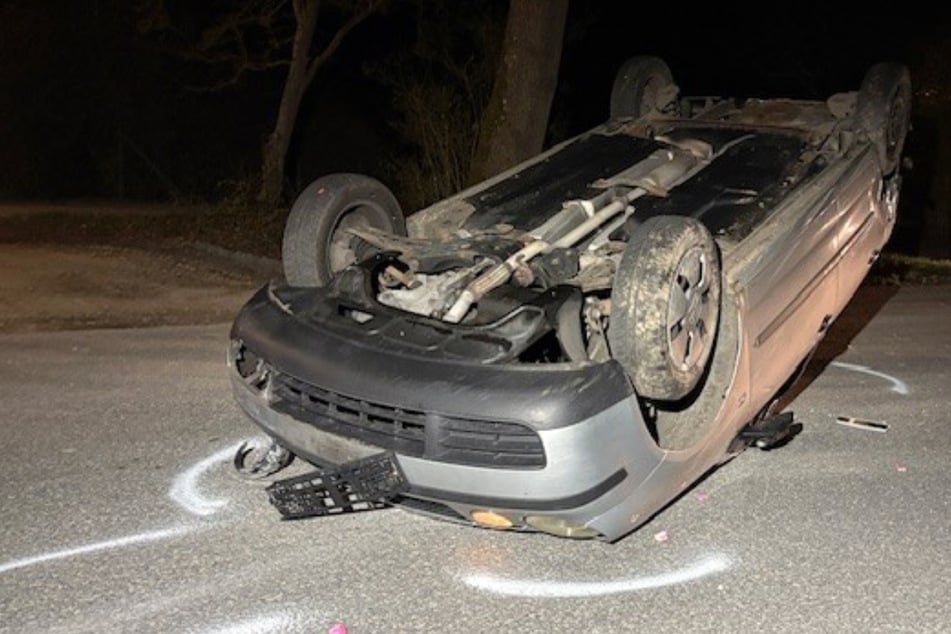 Schrecklicher Unfall kostet Menschenleben: Auto überschlägt sich und erfasst 18-Jährigen