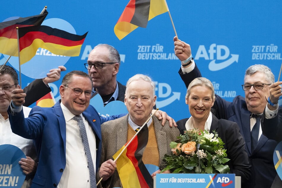 Der Chemnitzer Wahlsieger Alexander Gauland (84, M.) verfolgte die Stimmauszählung zu Hause in Frankfurt/M., hier zwischen Bundeschef Tino Chrupalla (49) und Kanzlerkandidatin Alice Weidel (46).