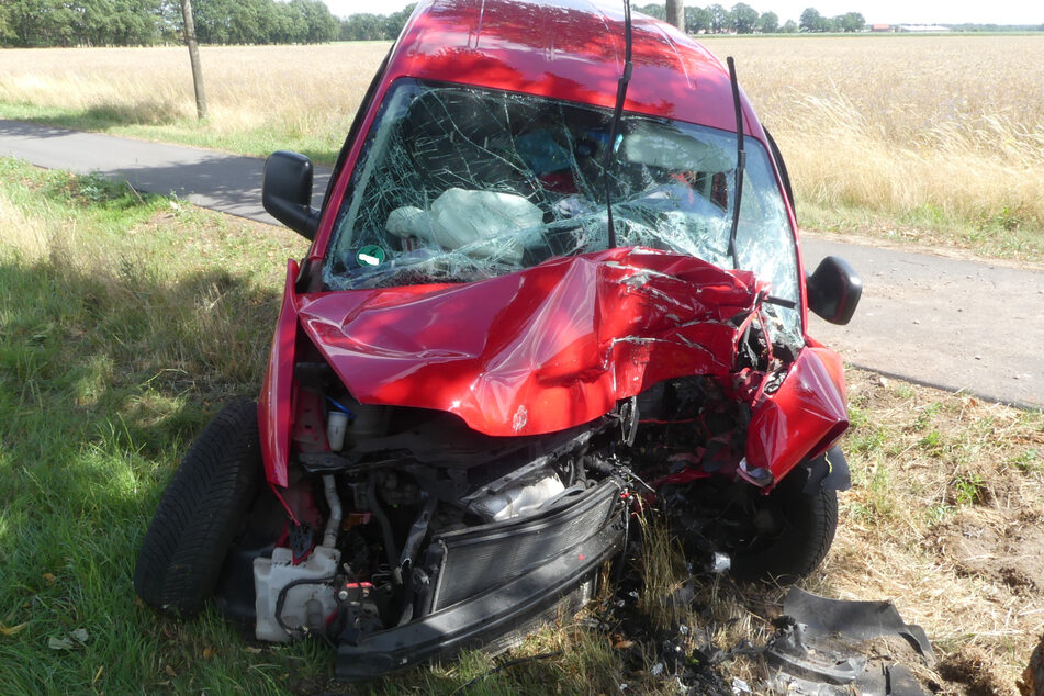 Im Norden Sachsen-Anhalts war ein VW Caddy frontal in einen Baum gekracht.