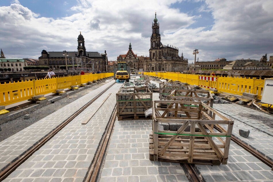 Noch laufen die Pflasterarbeiten, aber ab Dezember sollen wieder Straßenbahnen über die Augustusbrücke rollen.
