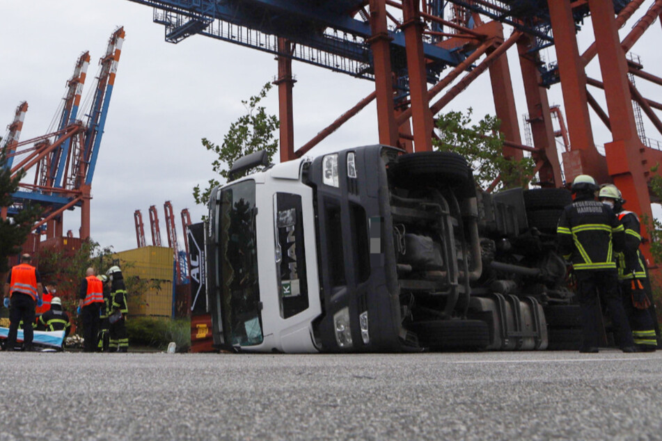 Unfall im Hamburger Hafen! Lastwagen kippt um, Fahrer schwer verletzt