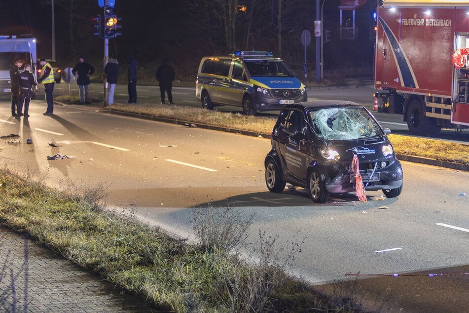 Fußgänger von Smart überfahren: 25-Jähriger stirbt