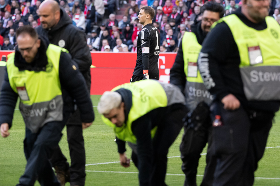Die Ordner hatten in der Allianz Arena alle Hände voll zu tun: Fans des FC Bayern hatten gegen Gladbach viele Schokoladen-Goldtaler aufs Feld geworfen.