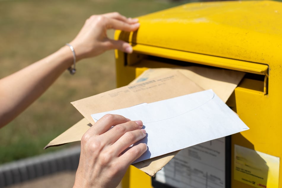 In Schwerin hat eine 36-jährige Postbotin mehr als 1000 Briefe und Pakete nicht zugestellt, sondern bei sich zu Hause gehortet. (Symbolfoto)