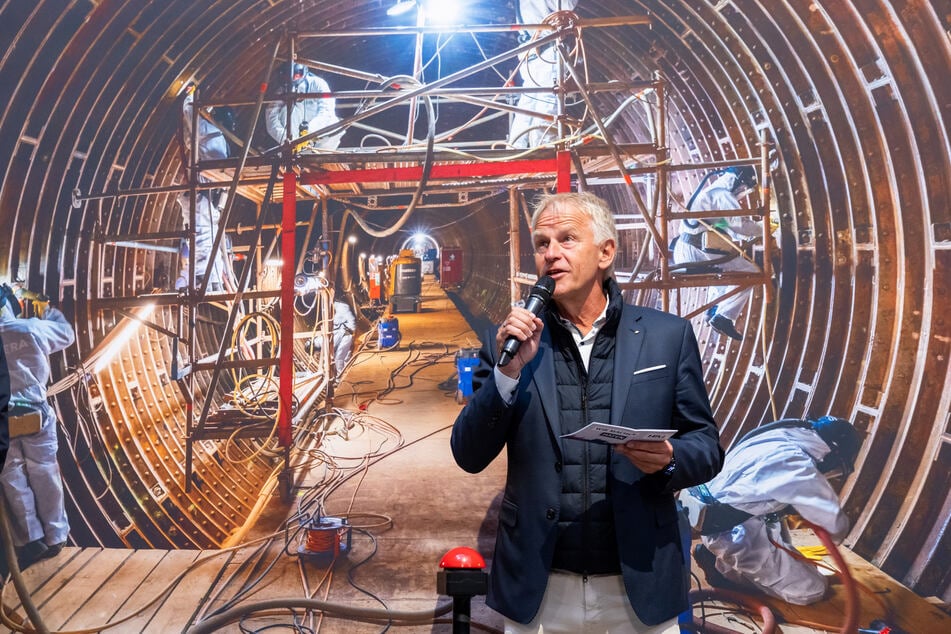 Jens Meier, CEO der Hamburg Port Authority, spricht während der Eröffnung der sanierten Röhre des St.-Pauli-Elbtunnels am Montag.