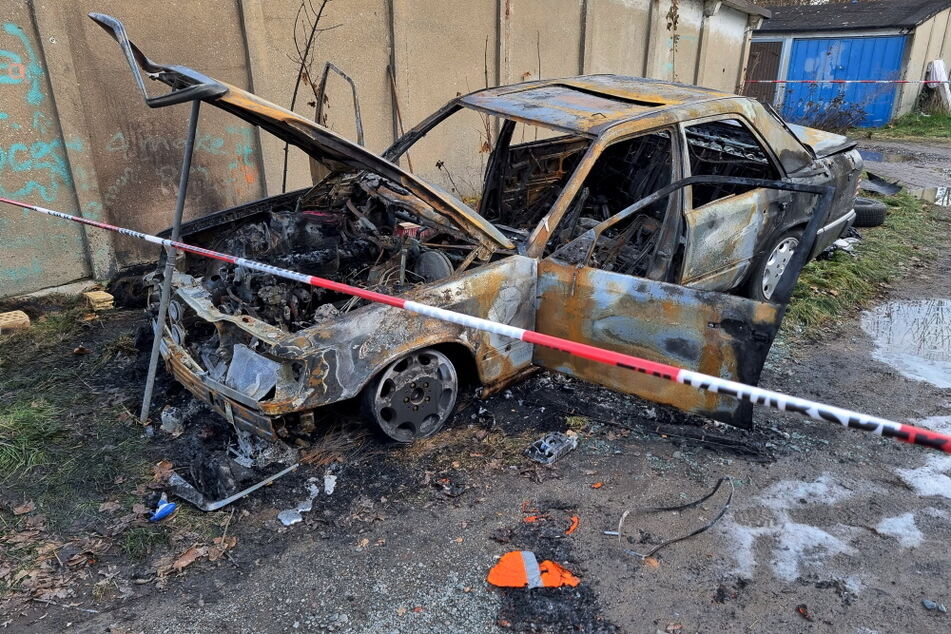 Dieser Mercedes brannte am Donnerstagabend komplett aus. Laut Polizei setzten Unbekannte das Fahrzeug in Flammen.
