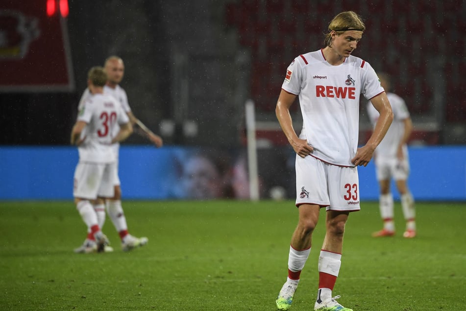 Enttäuschte Kölner nach der Derbyniederlage in Leverkusen.