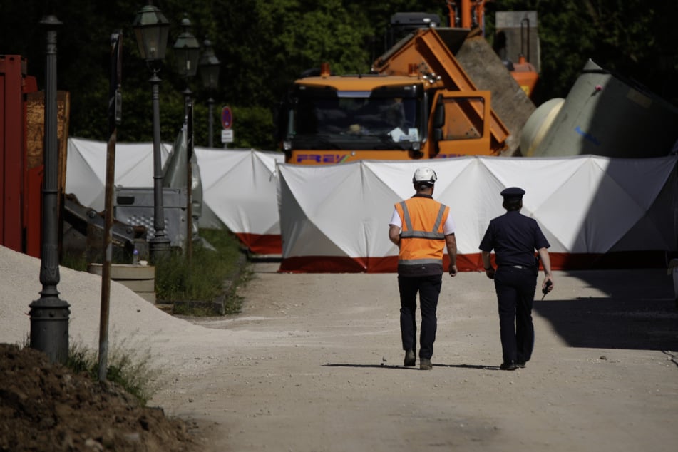 Tödlicher Unfall auf Baustelle: Tonnenschweres Bauteil begräbt Arbeiter unter sich
