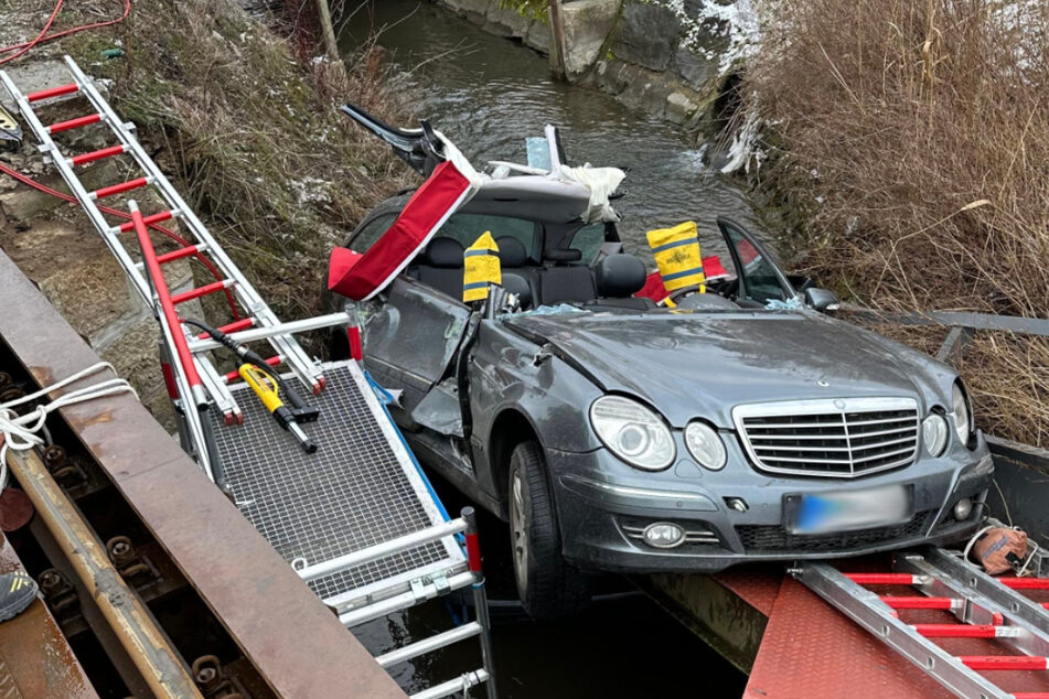 Unfall an Bahnübergang: Mercedes von Zug 40 Meter mitgeschleift