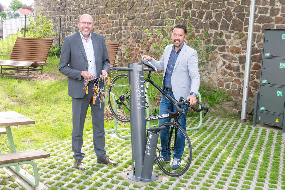 OB Olaf Raschke (58, parteilos) und Marketingchef Christian Friedel (43, r.) weihten Meißens ersten Fahrrad-Rastplatz ein, an dem es auch eine Werkzeug-Station gibt.