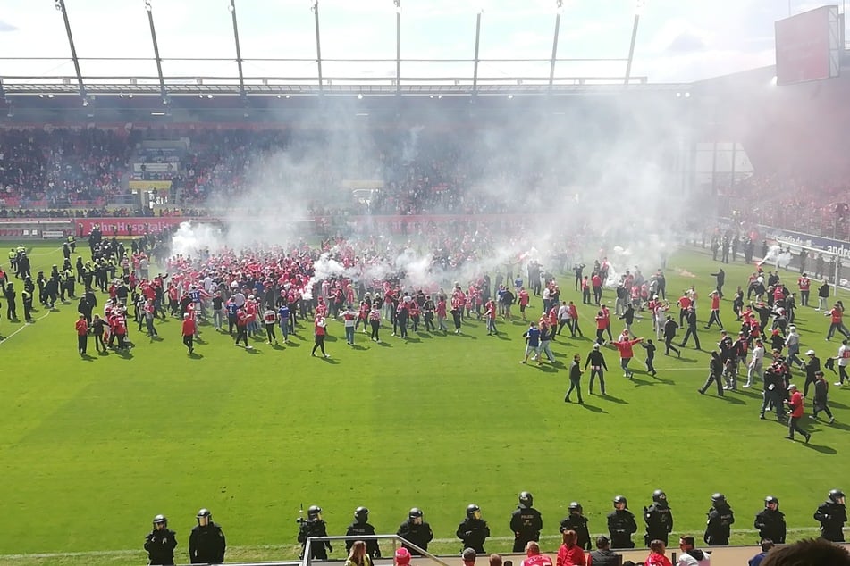 Die Cottbuser Aufstiegsfeier in Regensburg läuft.