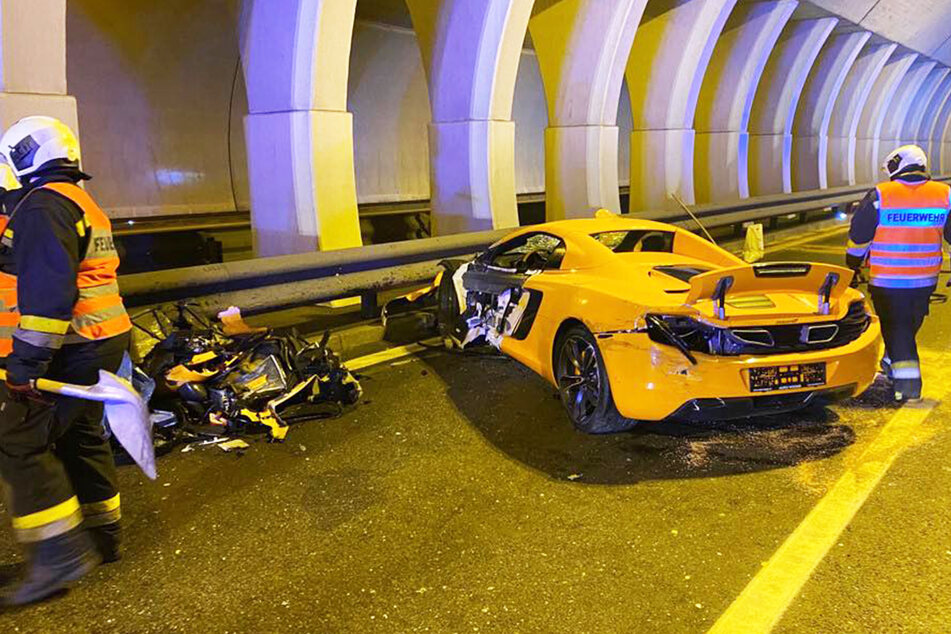 Abgerissene Tür, kein Vorderrad, ein Haufen Edel-Schrott neben dem Auto: Dieser McLaren ist hinüber.