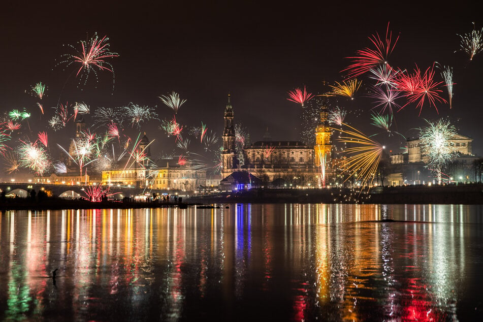 In der Nacht vom 31. Dezember 2022 auf den 1. Januar 2023 wird Dresden mal wieder in bunten Feuerwerksfarben erstrahlen. (Archivbild)