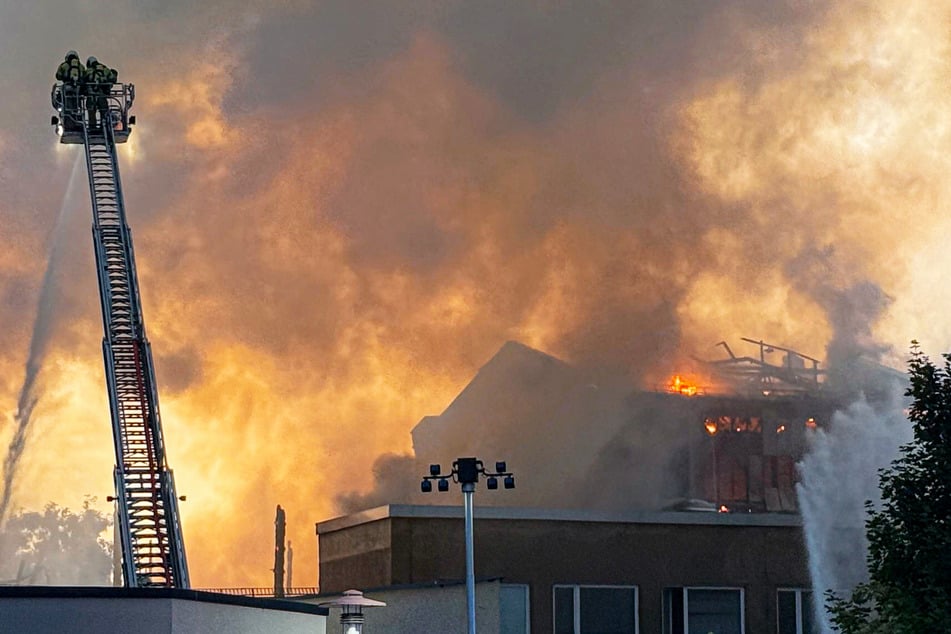 18 Stunden kämpfte die Feuerwehr gegen die Flammen in der alten Staatsoperette.