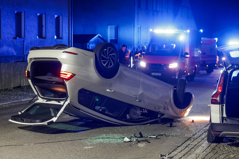 Heftiger Unfall in Lichtenstein (Landkreis Zwickau): Ein VW überschlug sich mitten in der Nacht.