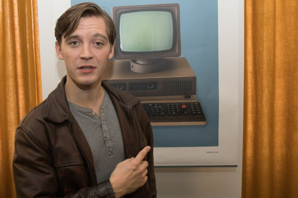 Jonas Nay (30) spielt die Hauptfigur der Serien-Trilogie. In "Deutschland 89" ist der Agent mit dem Decknamen "Kolibri" mittlerweile alleinerziehender Vater und Angestellter einer DDR-Computerfirma.
