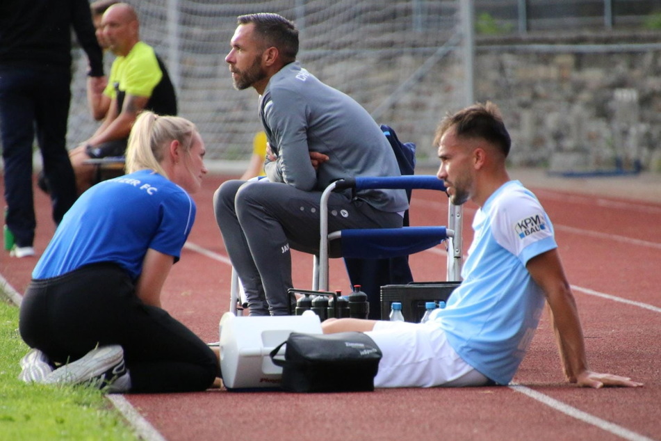 Furkan Kircicek wird nach seiner Verletzung von CFC-Physiotherapeutin Nina Riekenbrauck behandelt. Weiterspielen konnte der Neuzugang nicht.
