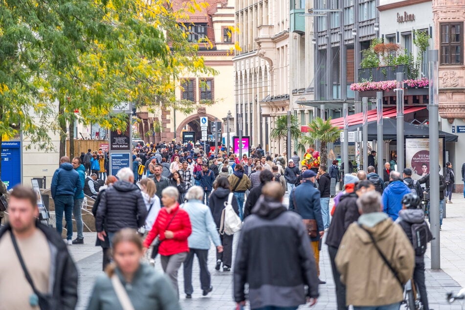 Rund 20.000 Einwohner hat die Messestadt zu viel auf dem Zettel. Das macht das Gedränge in der Innenstadt nicht erträglicher, aber das Stadtsäckel leichter.