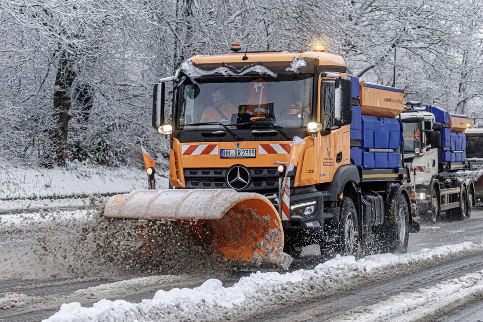 Der Winterdienst ist seit Mitternacht in Hamburg wieder im Einsatz.