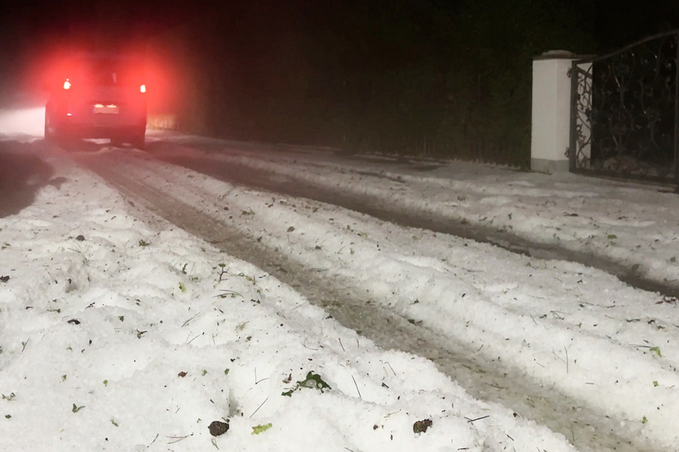 Massiver Hagel hat in Bayern für einen winterlichen Anblick gesorgt.