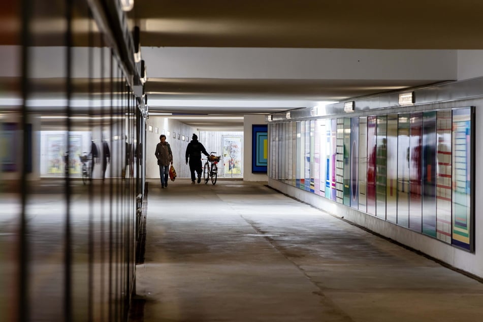 Getreten und geschlagen: Mann bei Angriff an sächsischem Bahnhof verletzt