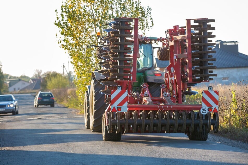 Der Traktor eines 66-Jährigen wurde bei dem Unfall in zwei Teile gerissen. (Symbolfoto)
