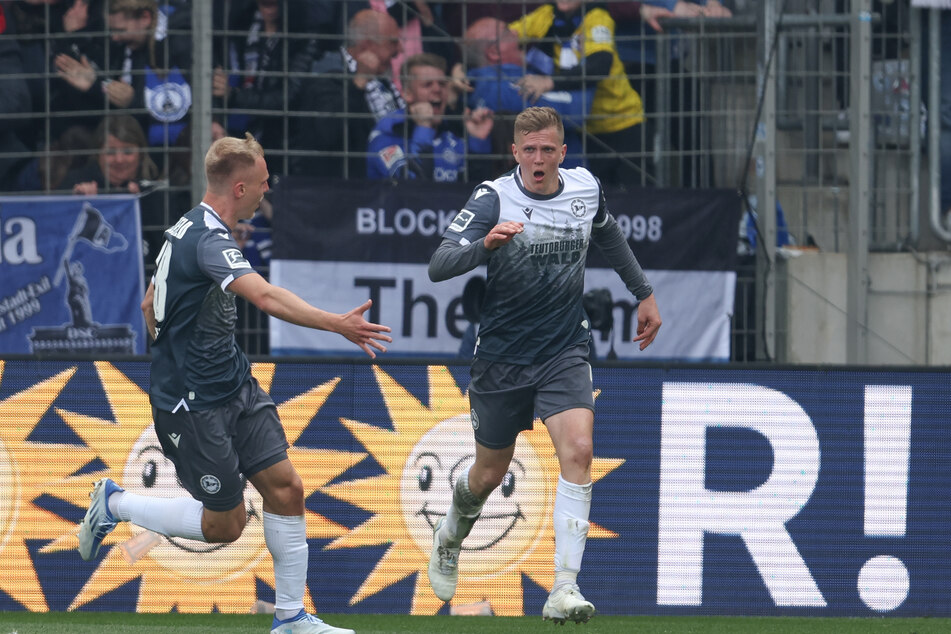 Joakim Nilsson (28, r.) und Arminia Bielefeld klauten Hertha BSC in letzter Sekunde einen wichtigen Sieg.