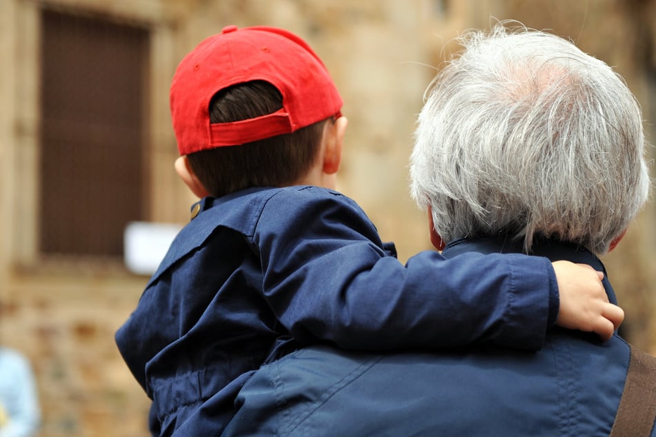 Lieber saufen gehen! Opa steckt obdachloser Frau Geld zu, damit sie auf seine Enkelin (7) aufpasst