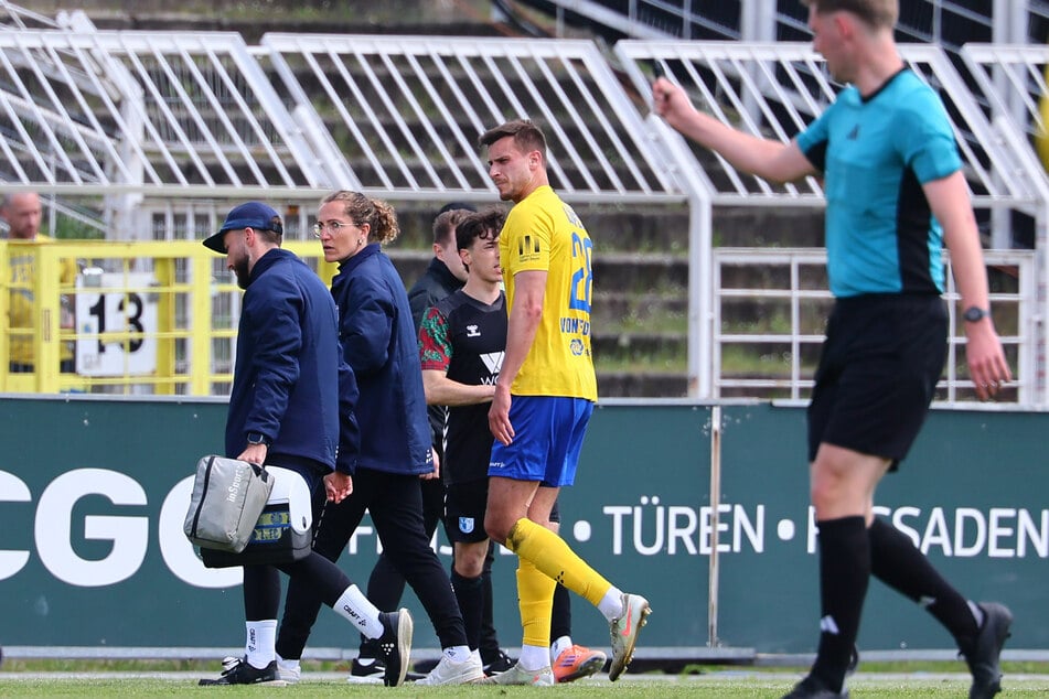 Laurin von Piechowski (32) musste gegen Magdeburg schon kurz vor der Halbzeit runter. Es sieht nicht so gut für die Aufstiegsspiele aus.