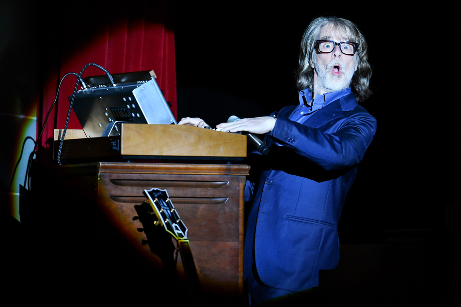 Im Juli hatte Helge Schneider (66, "Katzeklo") ein Konzert in Augsburg abgebrochen und dafür (ungewollt) Zuspruch aus der Querdenker-Szene erhalten.
