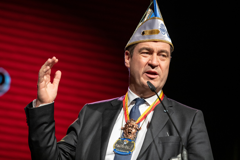 Markus Söder (55, CSU) hält während der Prunksitzung der Kitzinger Karnevalsgesellschaft (KiKaG) eine Laudatio für den Schlappmaulorden.