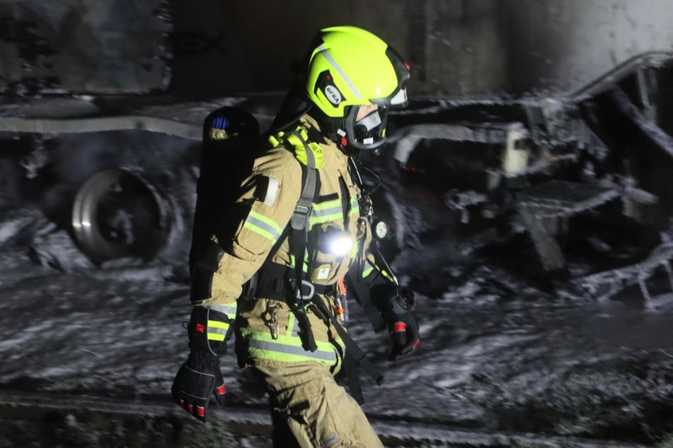 Die Feuerwehr musste in der vergangenen Nacht zu mehreren Bränden in zwei Berliner Gewerbegebieten anrücken.