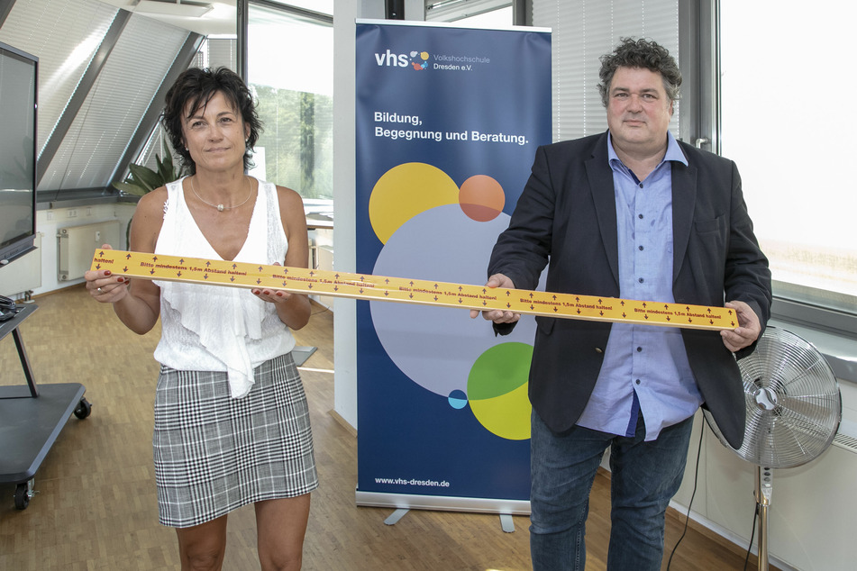 Die stellvertretende VHS-Direktorin Anja Jäpel-Nestler (51) und Direktor Jürgen Küfner (54) setzen weiterhin auf Abstand.